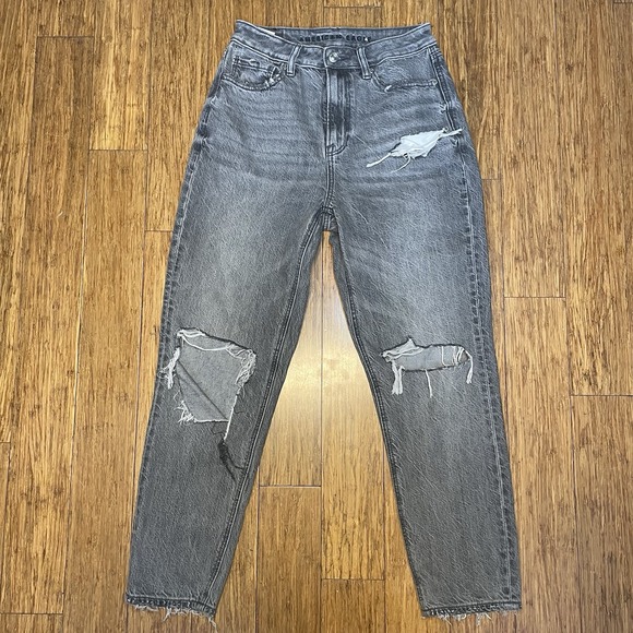 American Eagle Mom Jean Womens 2 Short Gray Distressed Ripped Stretch Denim - Picture 1 of 7